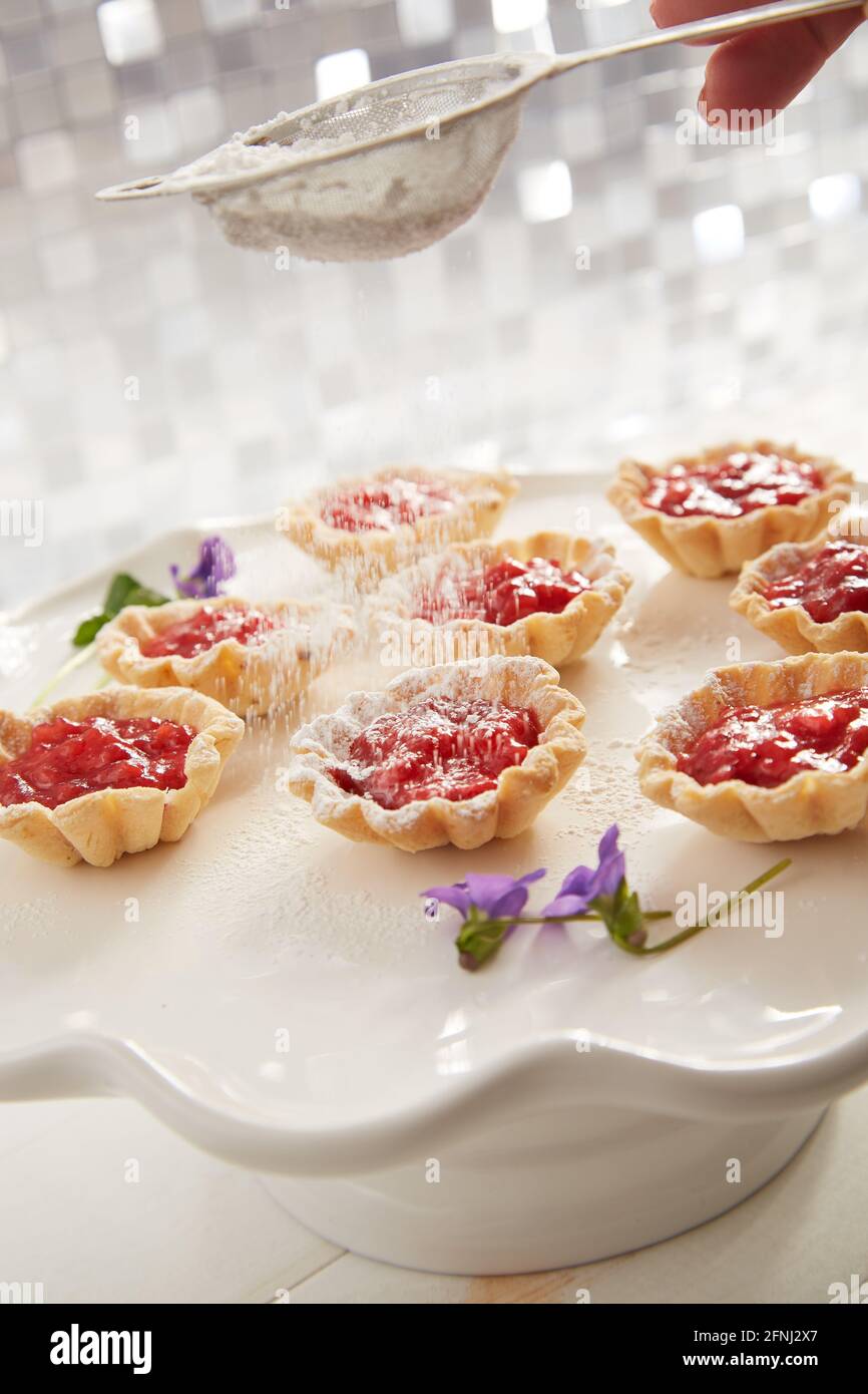 Fraise Rhubarb Tart sur blanc Banque D'Images