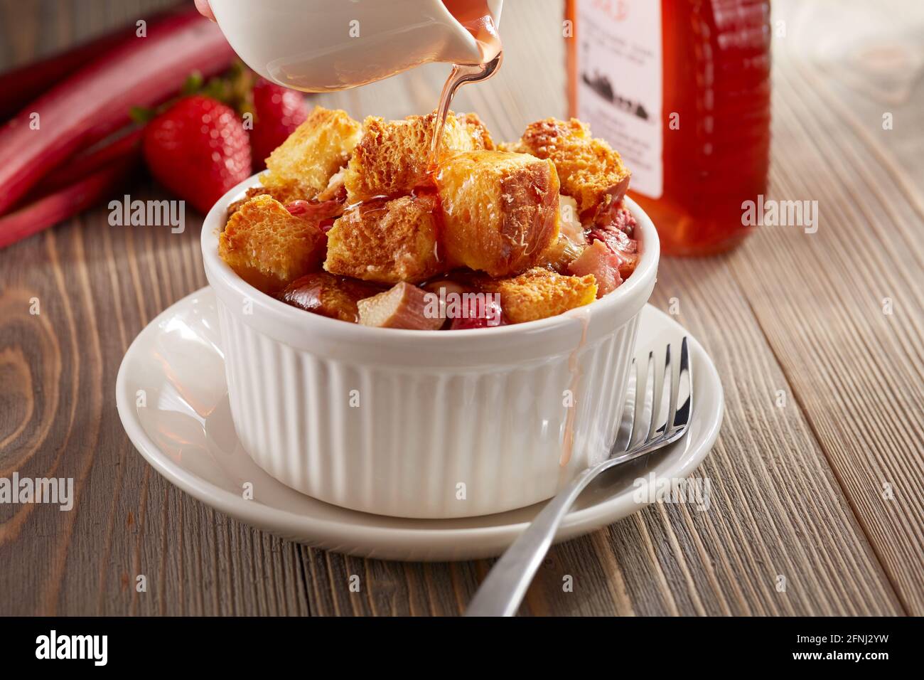 Rhubarb aux fraises pain grillé dans une tasse blanche Banque D'Images