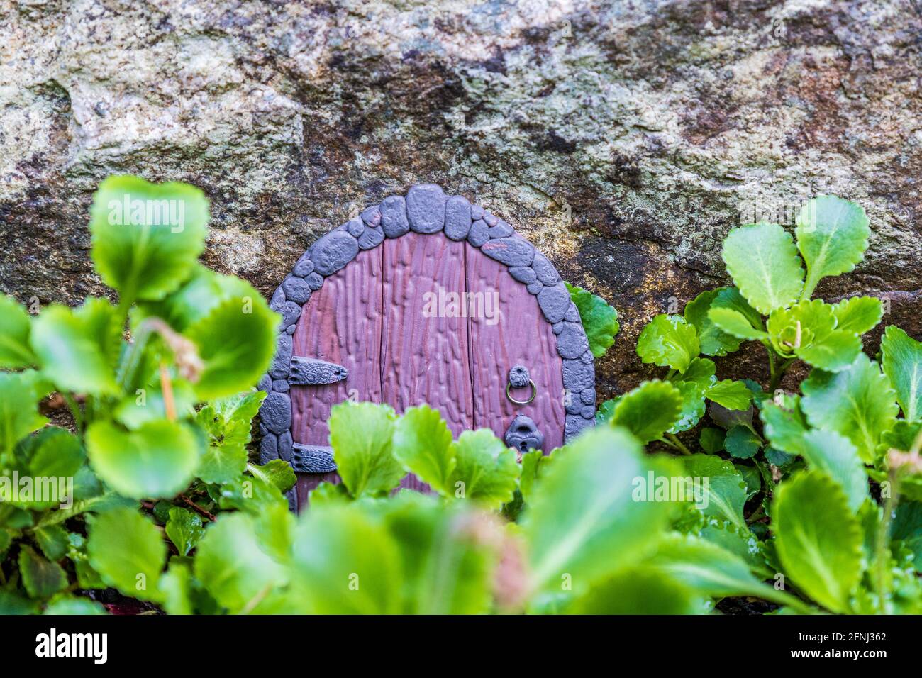 porte cachée de la maison de fées en argile dans un mur miniature. Banque D'Images