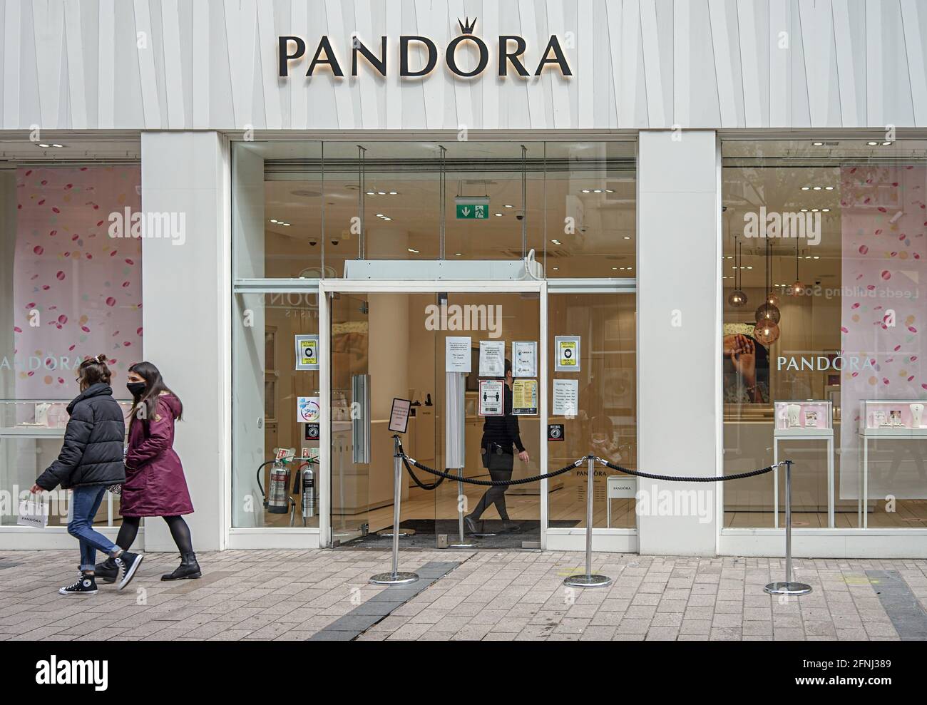 Belfast, Royaume-Uni. 09e mai 2021. Les clients quittent la boutique de bijoux Pandora. Crédit : SOPA Images Limited/Alamy Live News Banque D'Images