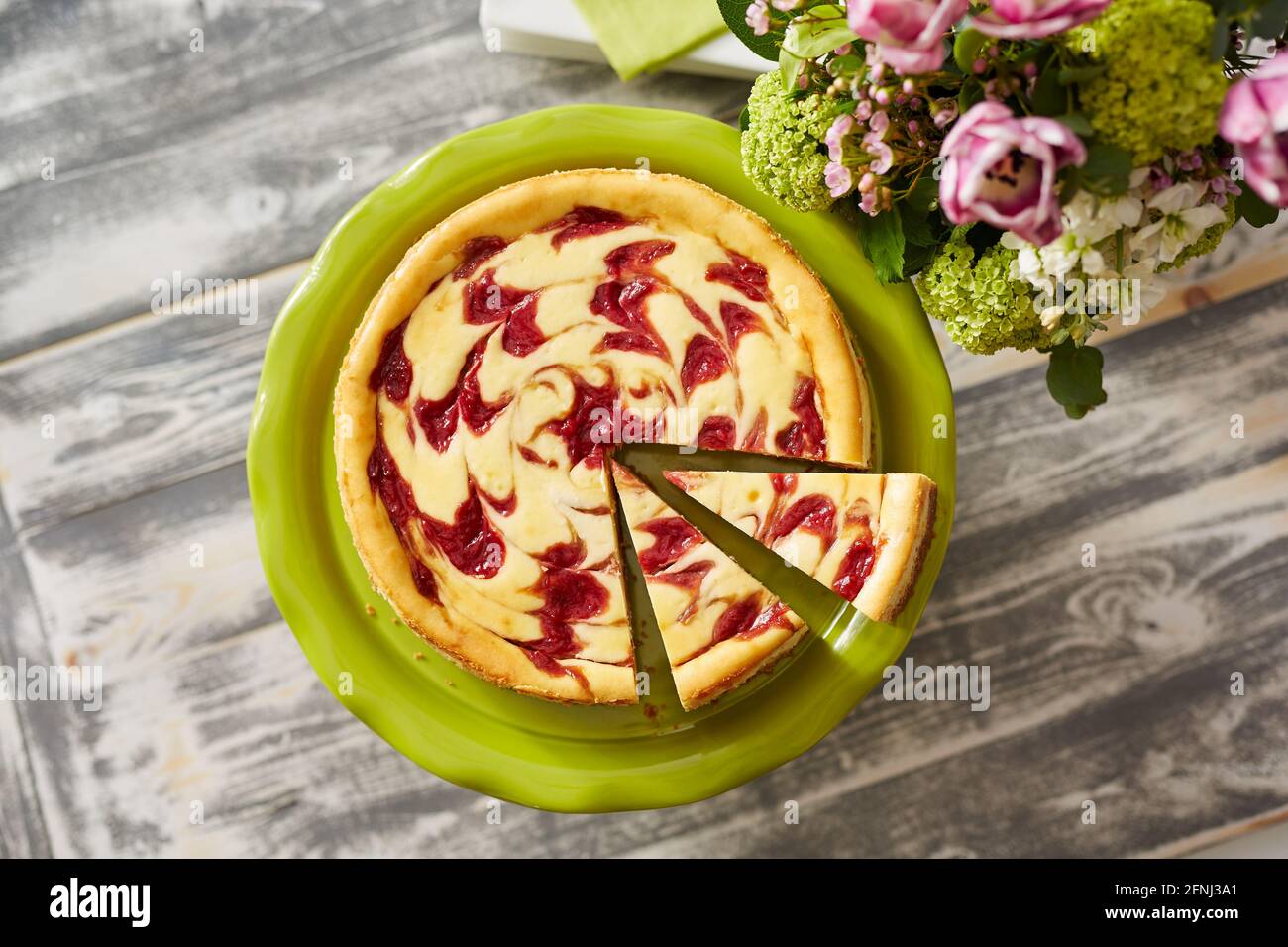 Cheesecake à la rhubarbe sur une surface rustique Banque D'Images