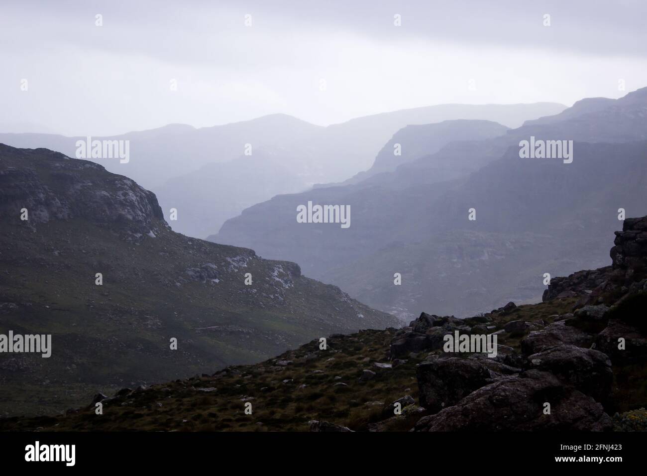 Vue imprenable sur les sommets reculés de haute altitude des montagnes du Drakensberg Banque D'Images