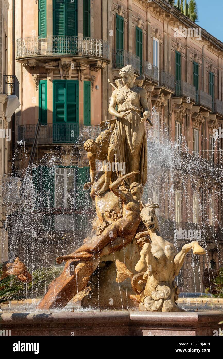 Diana fontaine sur la place Archimedes dans la vieille ville de Syracuse en Sicile, Italie Banque D'Images