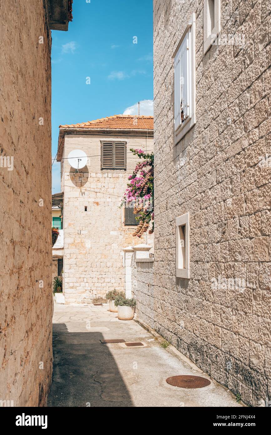 Rue étroite dans la vieille ville de Trogir, Croatie. Banque D'Images