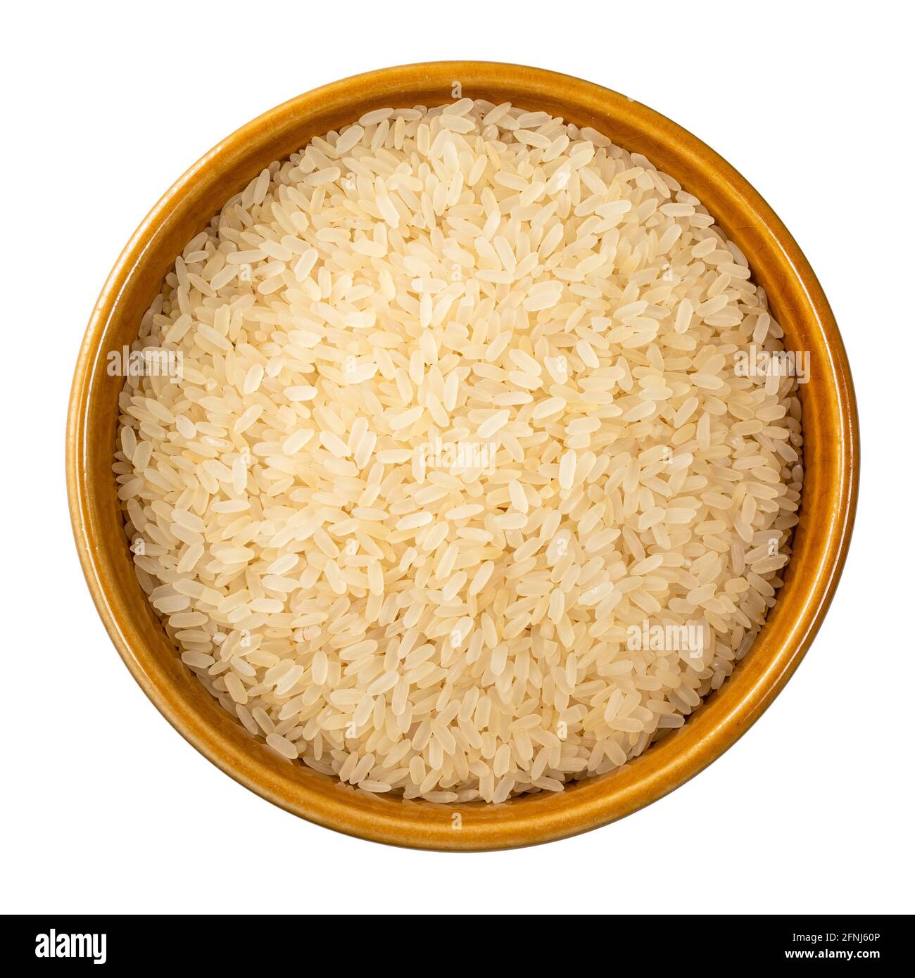 vue de dessus du riz cru étuvé dans un bol rond découpé sur fond blanc Banque D'Images