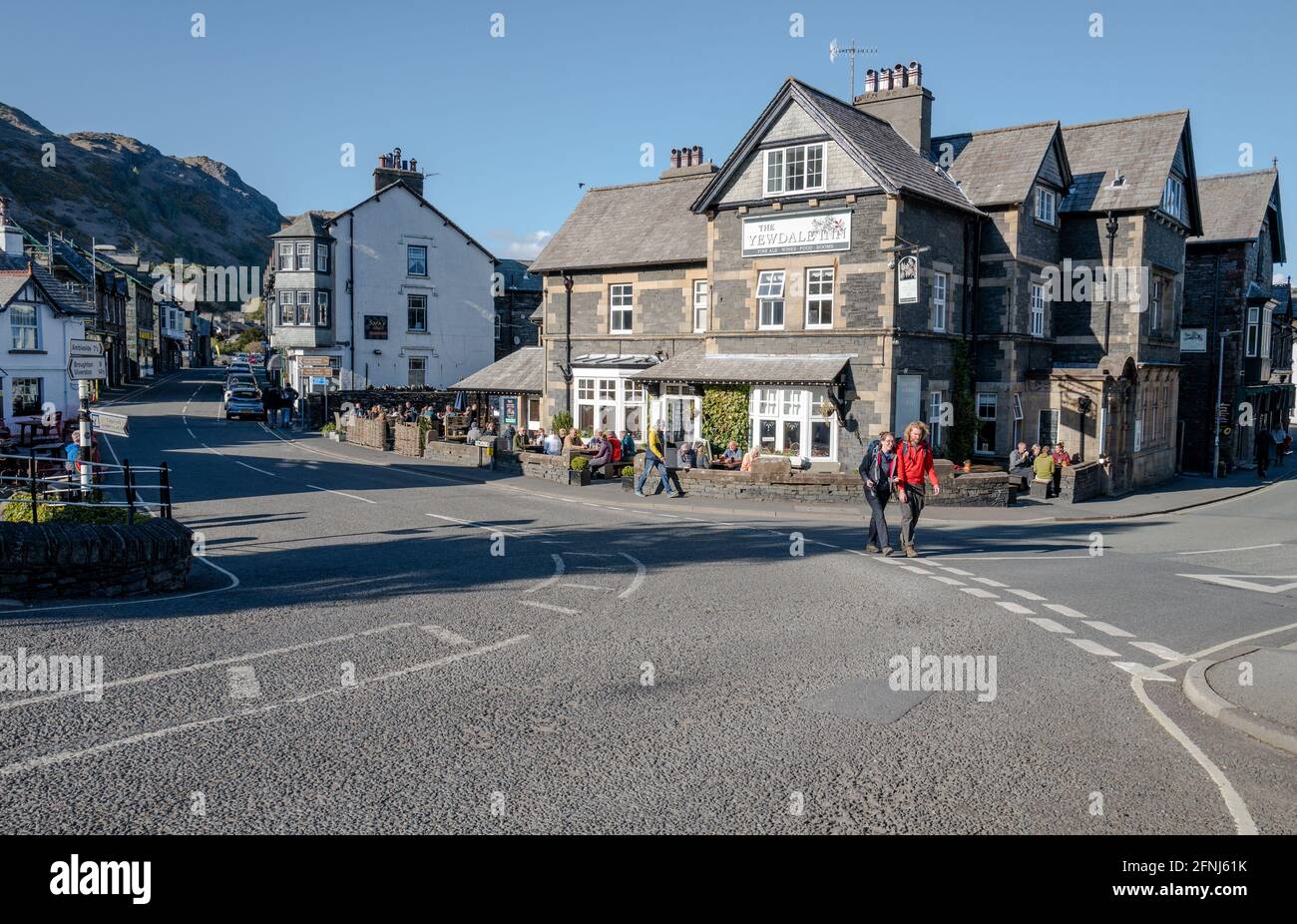 Le Yewdale Inn et l'hôtel à Coniston, Cumbria sur une journée ensoleillée. Banque D'Images