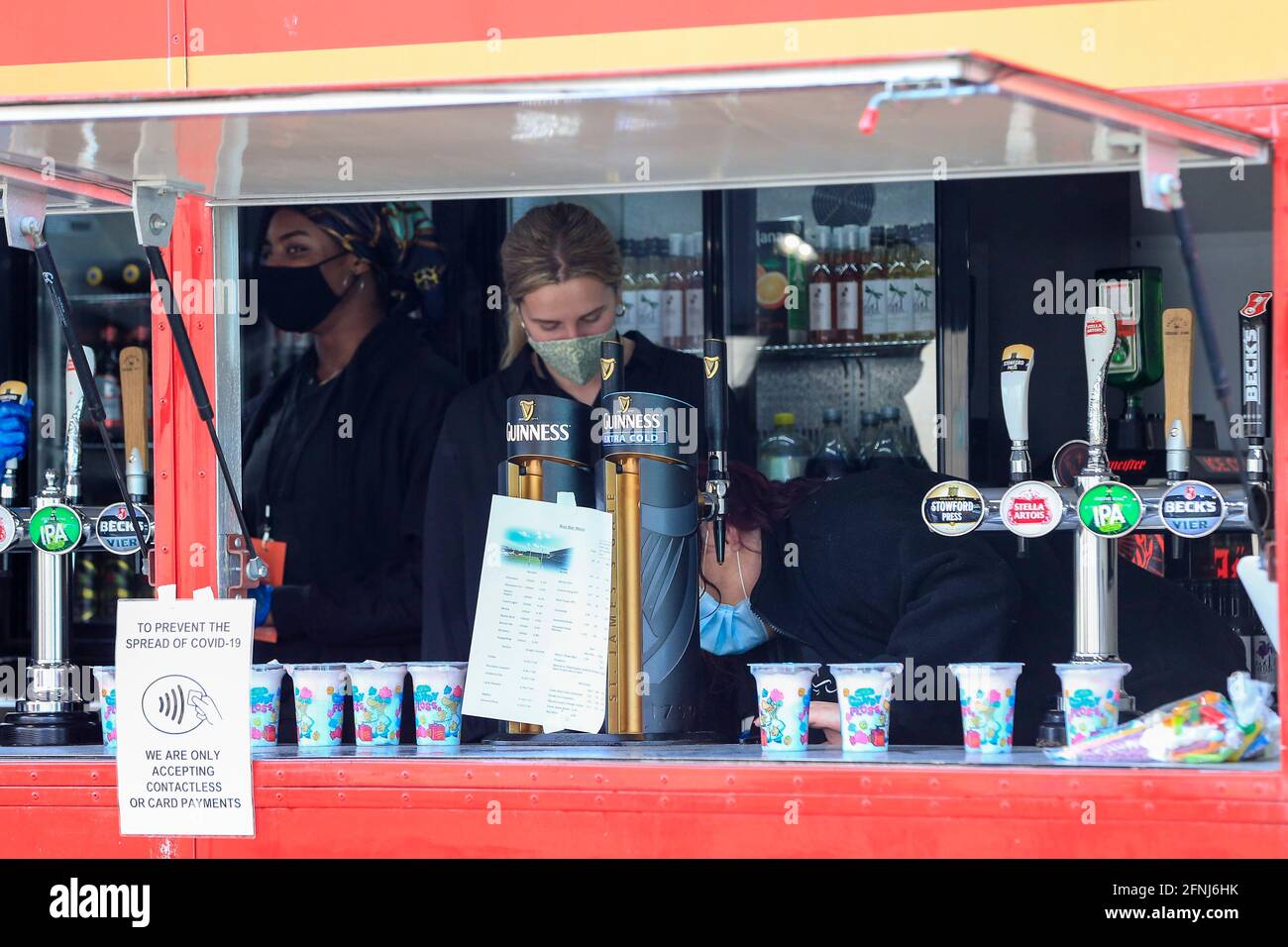 Un bar se prépare pour 1750 fans de retour au parc de Kingston, avant le match de la Gallagher Premiership entre Newcastle Falcons et Northampton Saints Banque D'Images