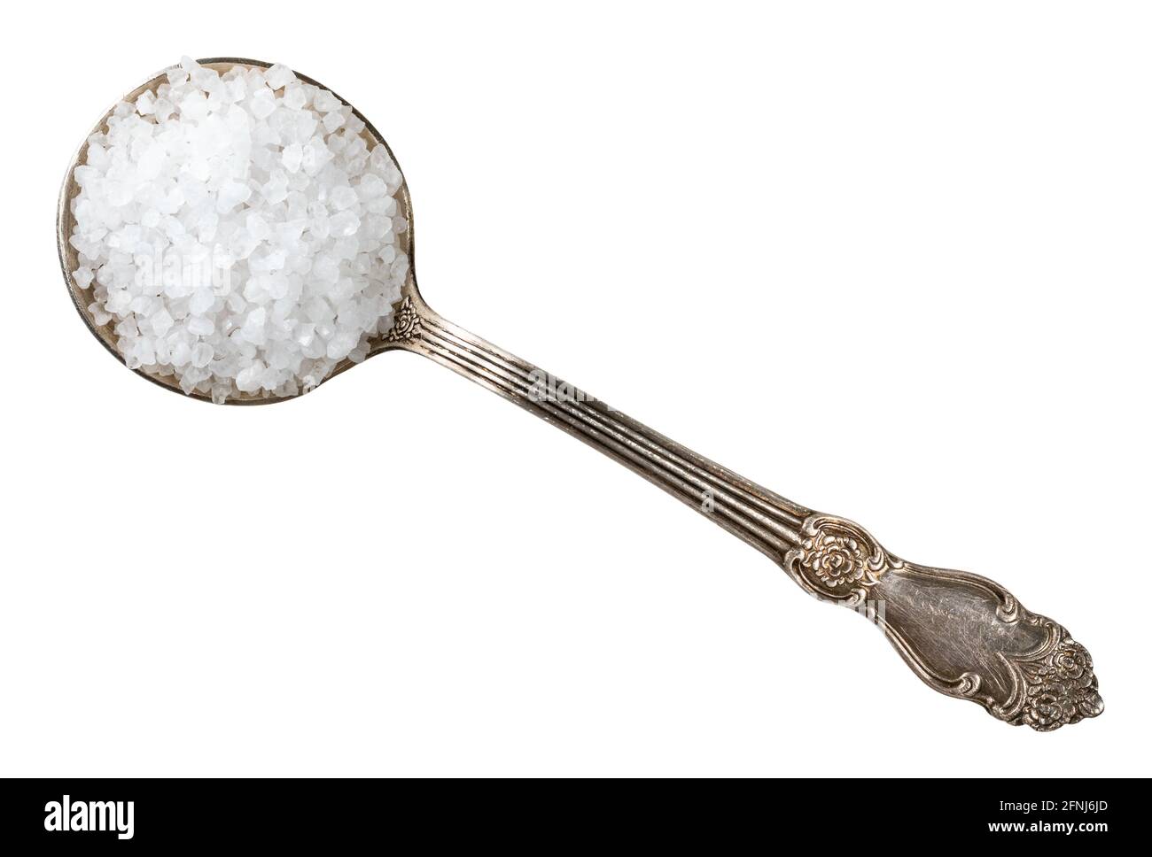 vue de dessus du gros sel de mer dans une cuillerée à soupe d'argent sur fond blanc Banque D'Images