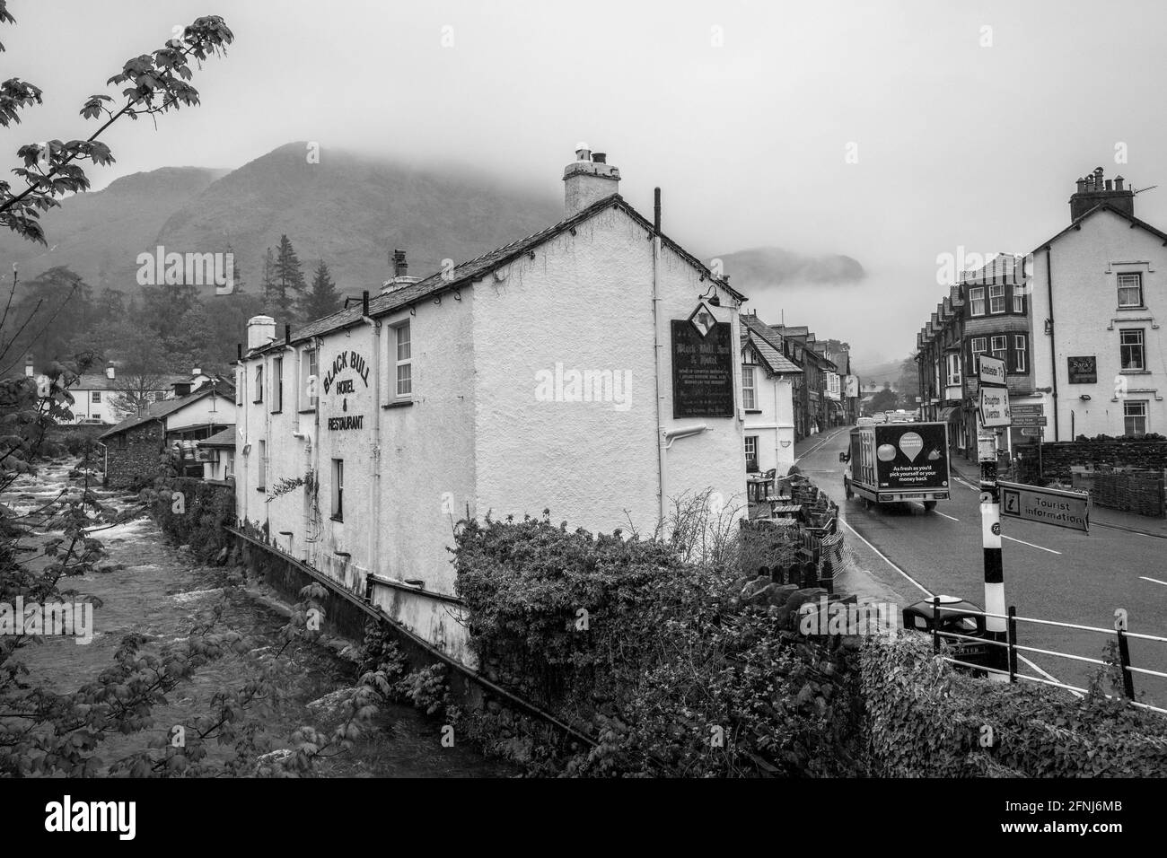 Le Black Bull Inn et l'hôtel à Coniston, Cumbria un jour de pluie. Banque D'Images