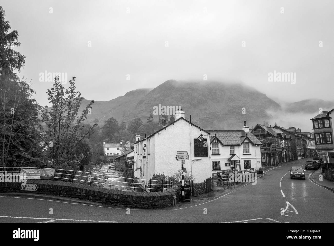 Le Black Bull Inn et l'hôtel à Coniston, Cumbria un jour de pluie. Banque D'Images