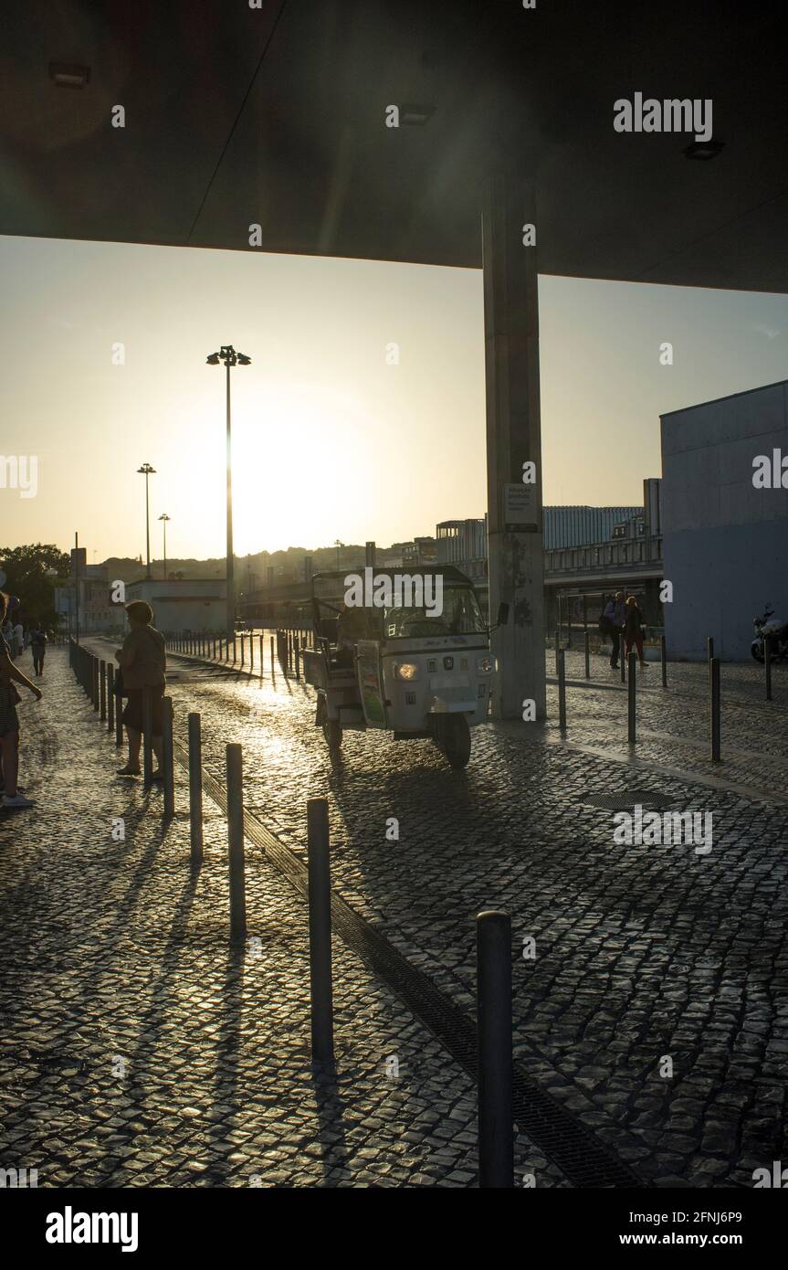 Strößenszene mit Autorikscha beim Rossio, Lissabon, Portugal. Banque D'Images