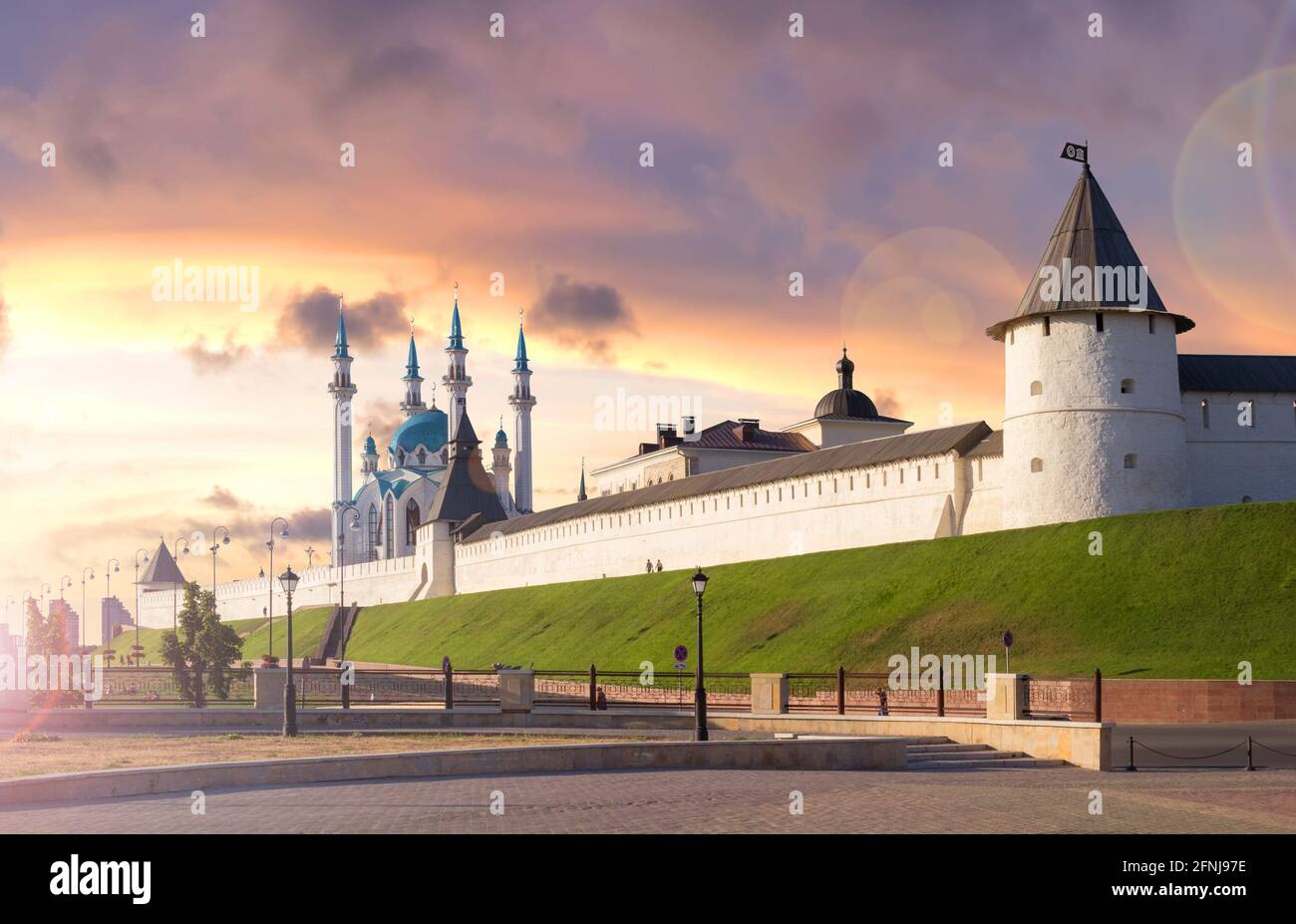 Magnifique coucher de soleil sur le Kremlin de Kazan et la mosquée de Kul Sharif. Kazan, Russie Banque D'Images
