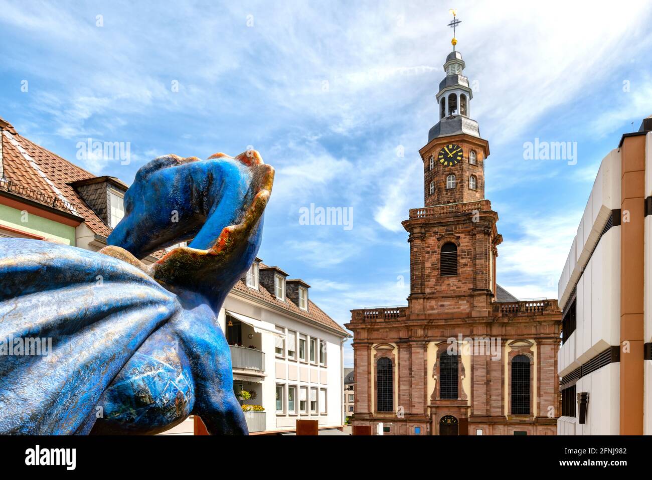 Dragon traditionnel à la Schlossplatz à Worms. En arrière-plan la Dreifaltigkeitskirche (église) Banque D'Images