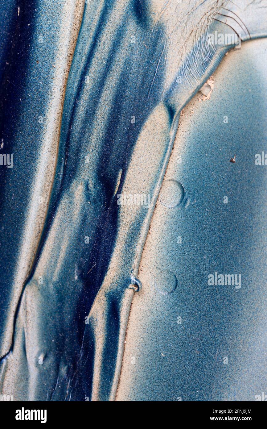 Métal peint en bleu métallique avec des structures abstraites blanches, noires et rouillées Banque D'Images