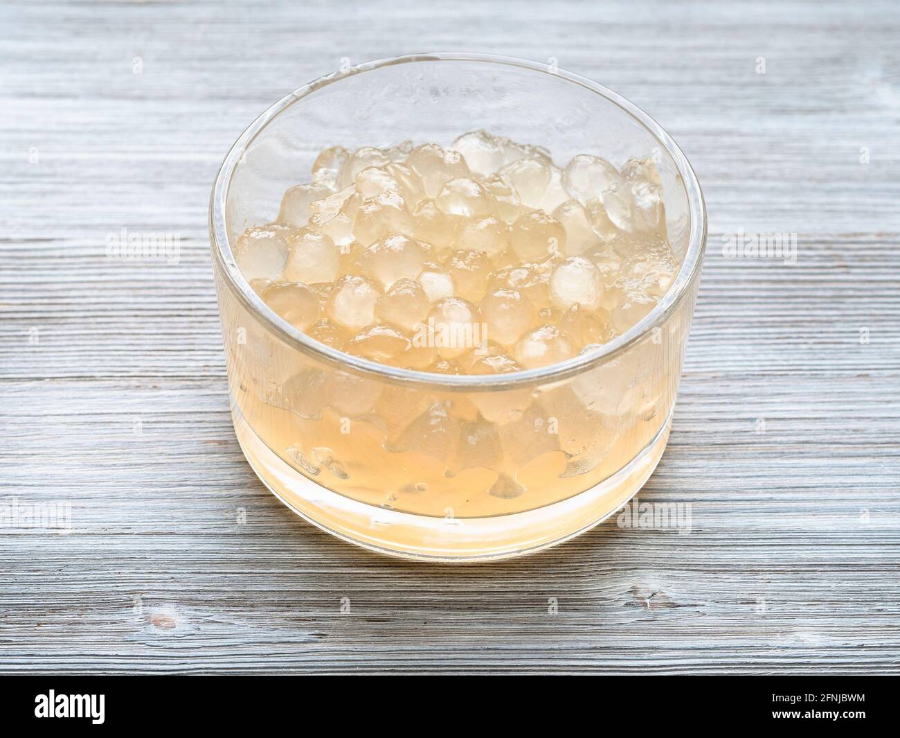 bulles de tapioca bouillies dans un bol en verre sur une table en bois gris Banque D'Images