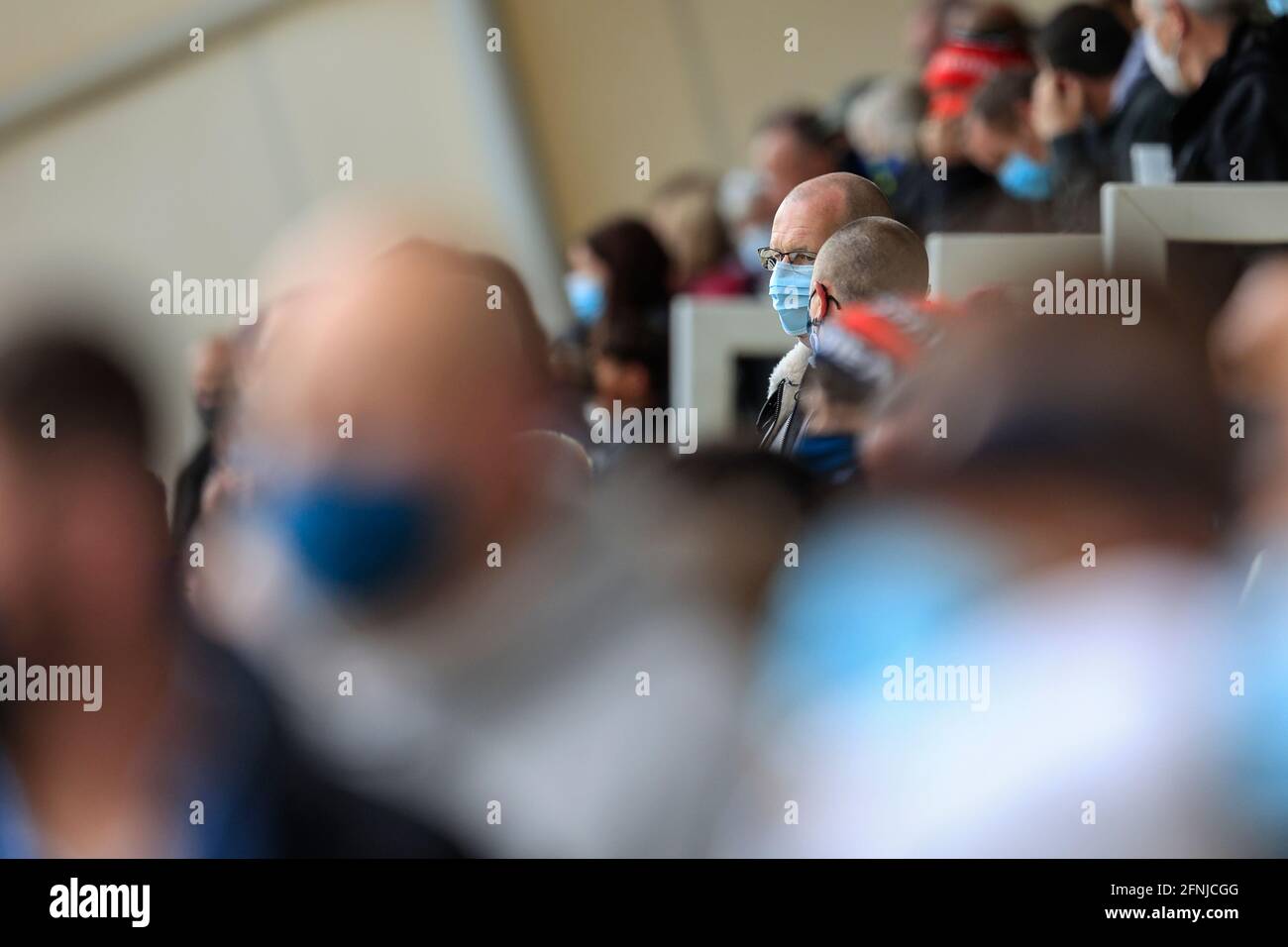 Deux fans bavardes alors que 1750 fans retournent à Kingston Park Pour organiser le match Gallagher Premiership entre Newcastle Falcons et Northampton Saints Banque D'Images
