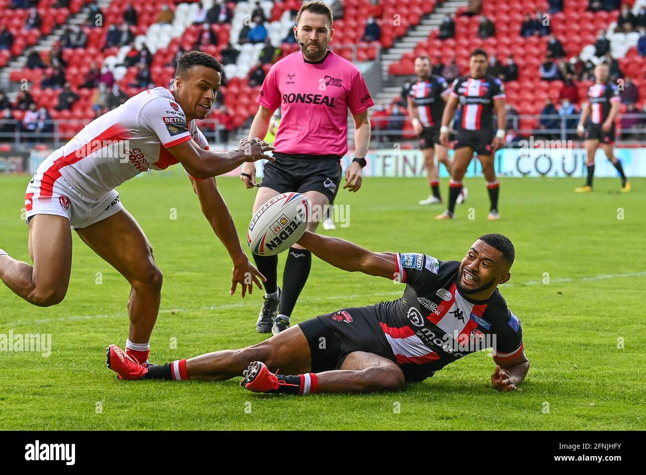 Kallum Watkins (3) de Salford Red Devils renverse la balle sur la ligne sous le défi de Regan Grace (5) de St Helens in, le 5/17/2021. (Photo de Craig Thomas/News Images/Sipa USA) crédit: SIPA USA/Alay Live News Banque D'Images