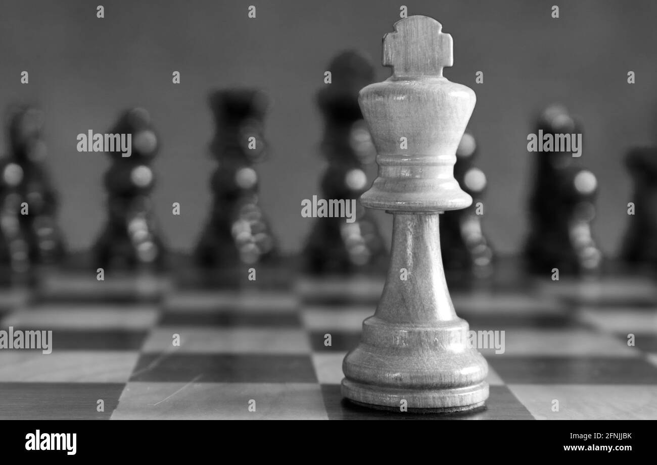 le roi blanc d'échecs est seul Banque D'Images