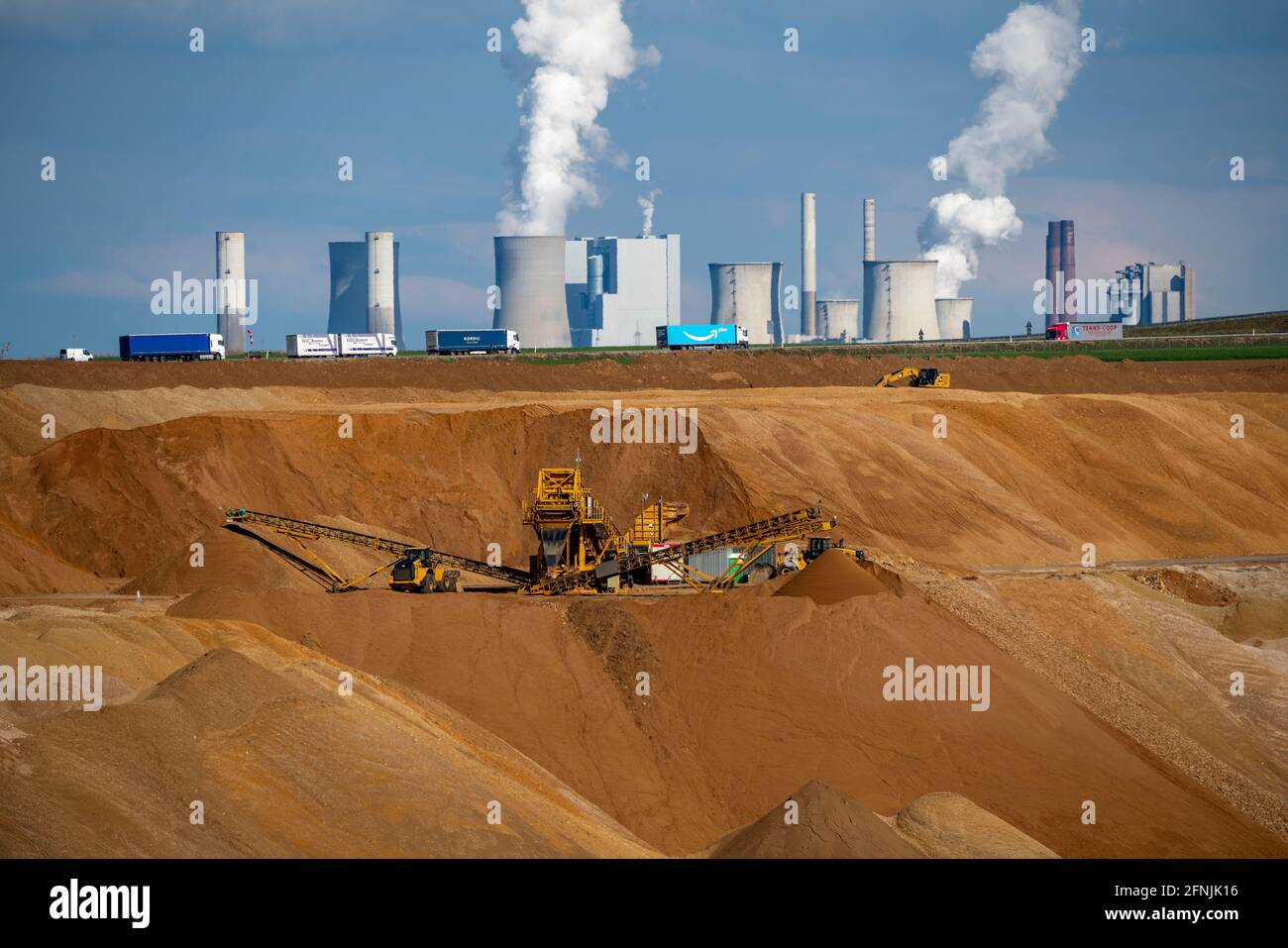 Mine de lignite opencast Garzweiler II, pelle pour gerbeur qui remplit la fosse à l'extrémité est de la mine opencast, centrale électrique au lignite Neurath, Banque D'Images