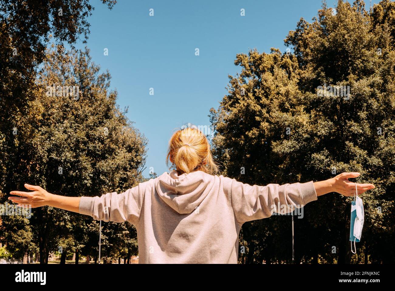 La quarantaine est terminée. Femme prenant le masque contre. Concept actif sain. Fin de la quarantaine du coronavirus. Banque D'Images