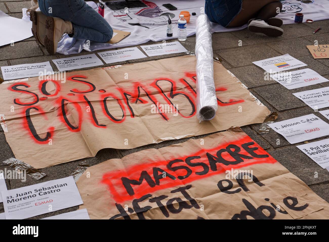 Des pancartes se trouvant sur le sol pendant la manifestation. Les Colombiens vivant à Marseille ont organisé un rassemblement pour soutenir le peuple colombien et contre le gouvernement colombien. Banque D'Images