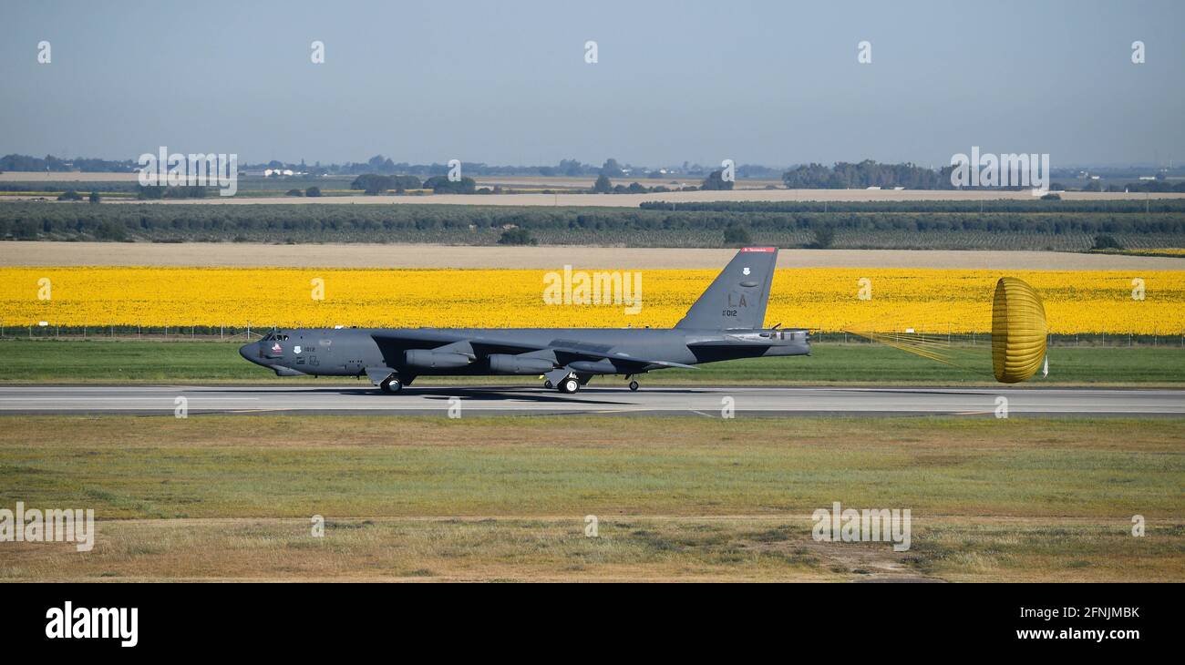 Moron de la Frontera, Espagne. 17 mai 2021. Bombardier stratégique B-52H de la Force aérienne des États-Unis, Stratoforteresse, avec les terres de la 2e Escadre Bomb à la base aérienne de Moron le 17 mai 2021 à Moron de la Frontera, en Espagne. Credit: Planetpix/Alamy Live News Banque D'Images