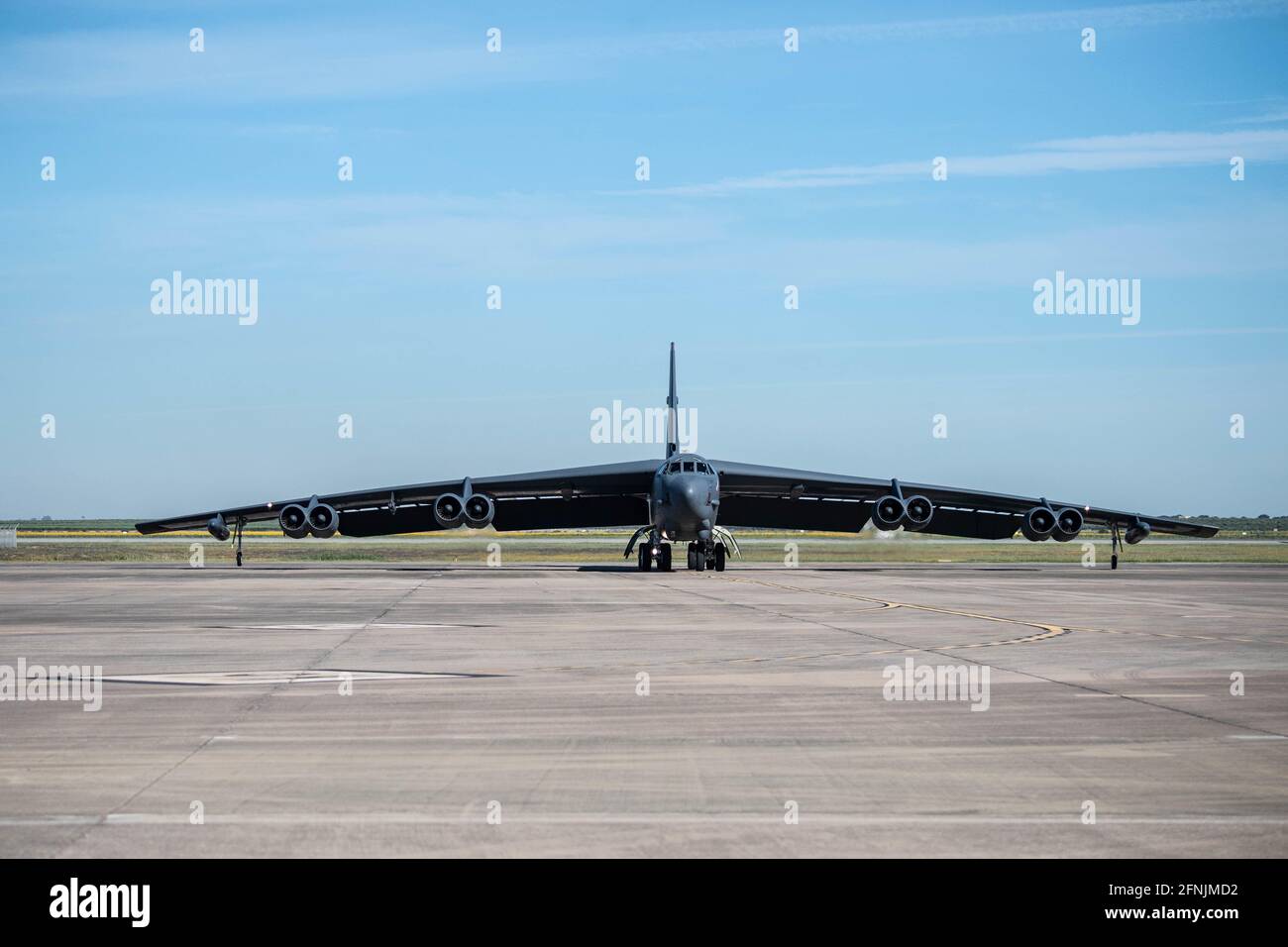 Moron de la Frontera, Espagne. 17 mai 2021. Un bombardier stratégique B-52H de la Force aérienne des États-Unis avec la 2e Escadre Bomb taxis jusqu'à la rampe après l'atterrissage à la base aérienne de Moron le 17 mai 2021 à Moron de la Frontera, en Espagne. Credit: Planetpix/Alamy Live News Banque D'Images