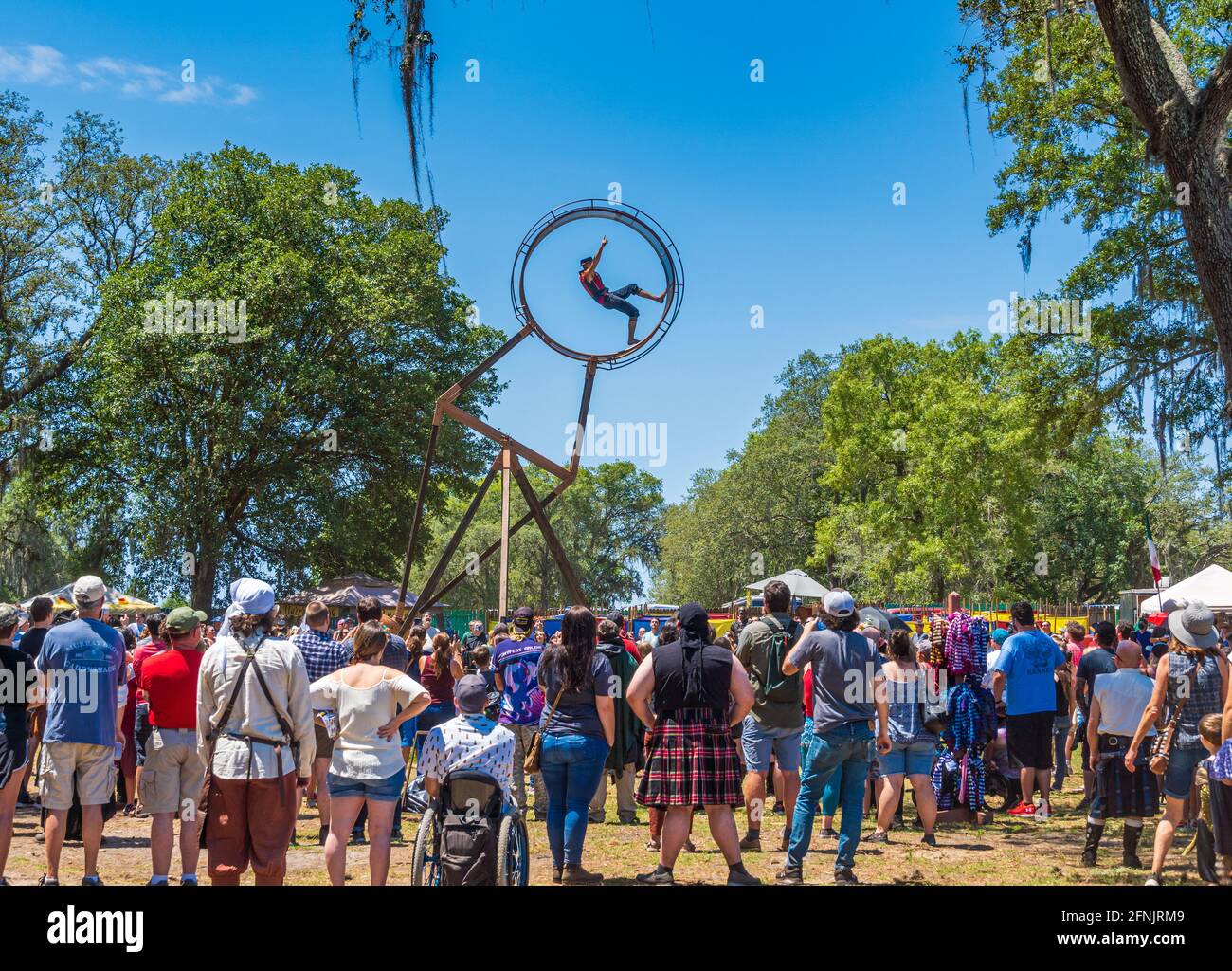 The Wheel Walker on the Wheel of Death au Bay Area Renaissance Festival - Withlacoochee River Park, Dade City, Floride, États-Unis Banque D'Images