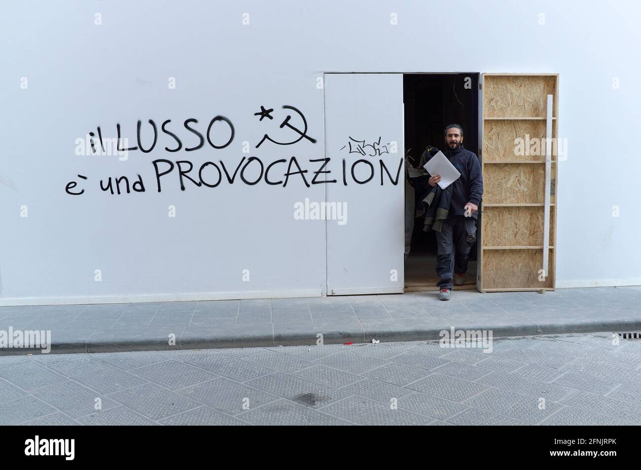 Travailleur avec des documents dans la rue de Florence, Italie Banque D'Images