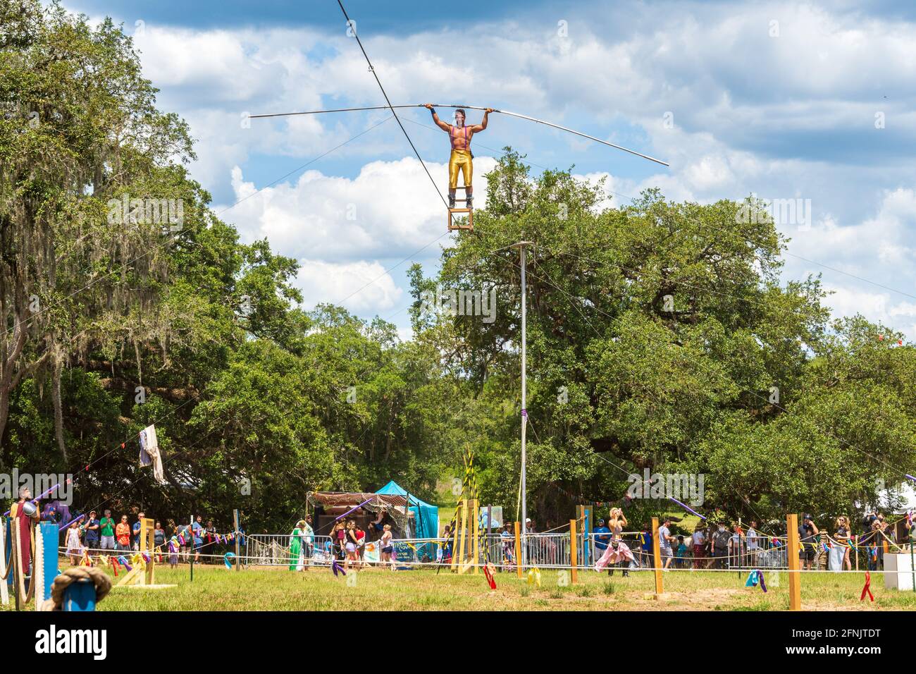 Le Grand Blake Wallenda se balance sur une chaise sur un fil de haute sans filet de sécurité au Bay Area Renaissance Festival - Withlacoochee River Park, Dade Banque D'Images