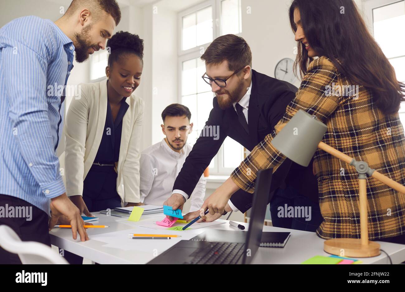 Idées et remue-méninges de réunions d'affaires créatives interraciales diverses Banque D'Images