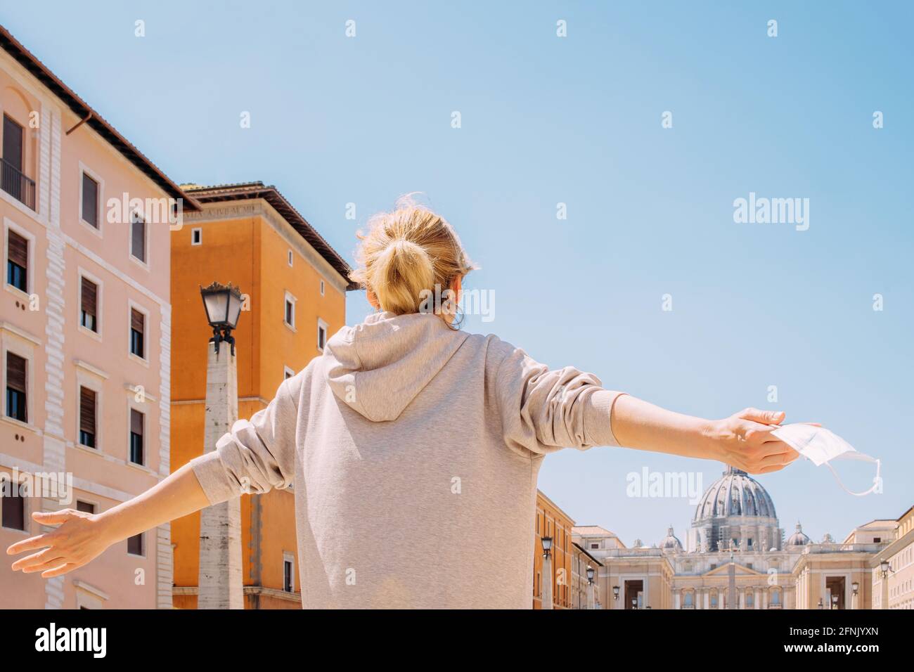 Concept d'arrêt de quarantaine du coronavirus. Une femme prend un masque médical . Retirez le masque. Pandémie et confinement en Italie, Rome Banque D'Images