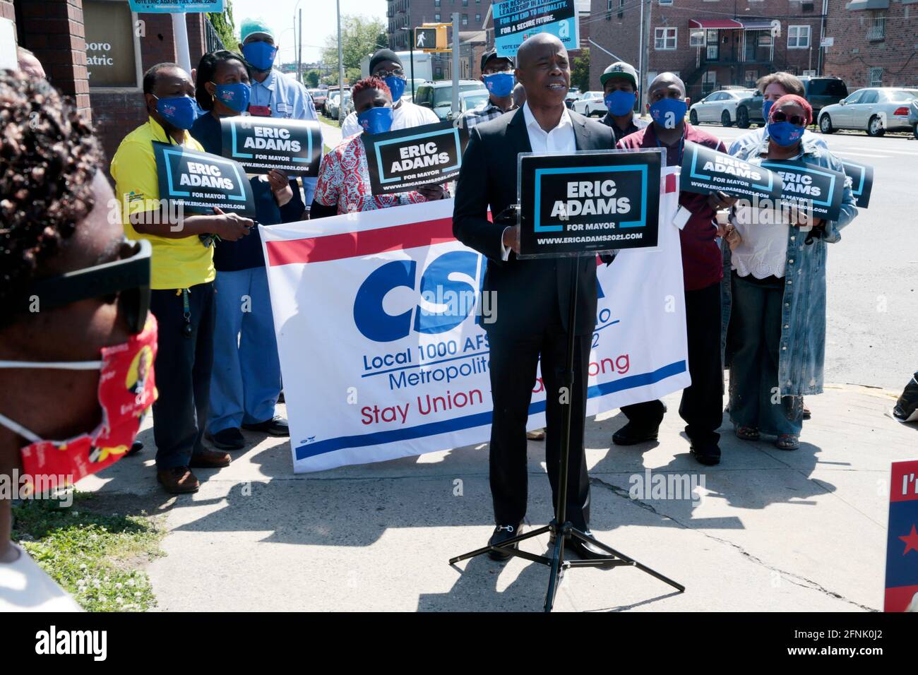 Brooklyn, NY, États-Unis. 17 mai 2021. Eric Adams, candidat Mayoral de New York City, reçoit l'approbation de l'Association des employés de la fonction publique (CSEA) demandant à davantage de travailleurs de la santé mentale de faire face à la crise de la santé et de la criminalité de New York afin que le public se sente en sécurité. Approbation de la conférence de presse au centre psychiatrique de Kingsboro, dans la section de Brooklyn East Flatbush, à New York, le 17 mai 2021. Crédit : Mpi43/Media Punch/Alamy Live News Banque D'Images