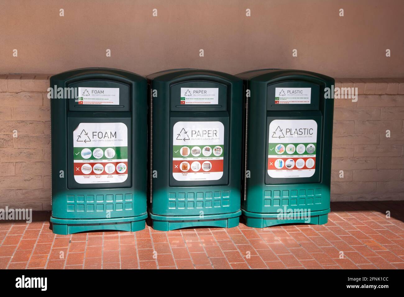 Trois types de bacs de recyclage (mousse, papier et plastique) à l'extérieur d'un supermarché en Floride, aux États-Unis. Banque D'Images