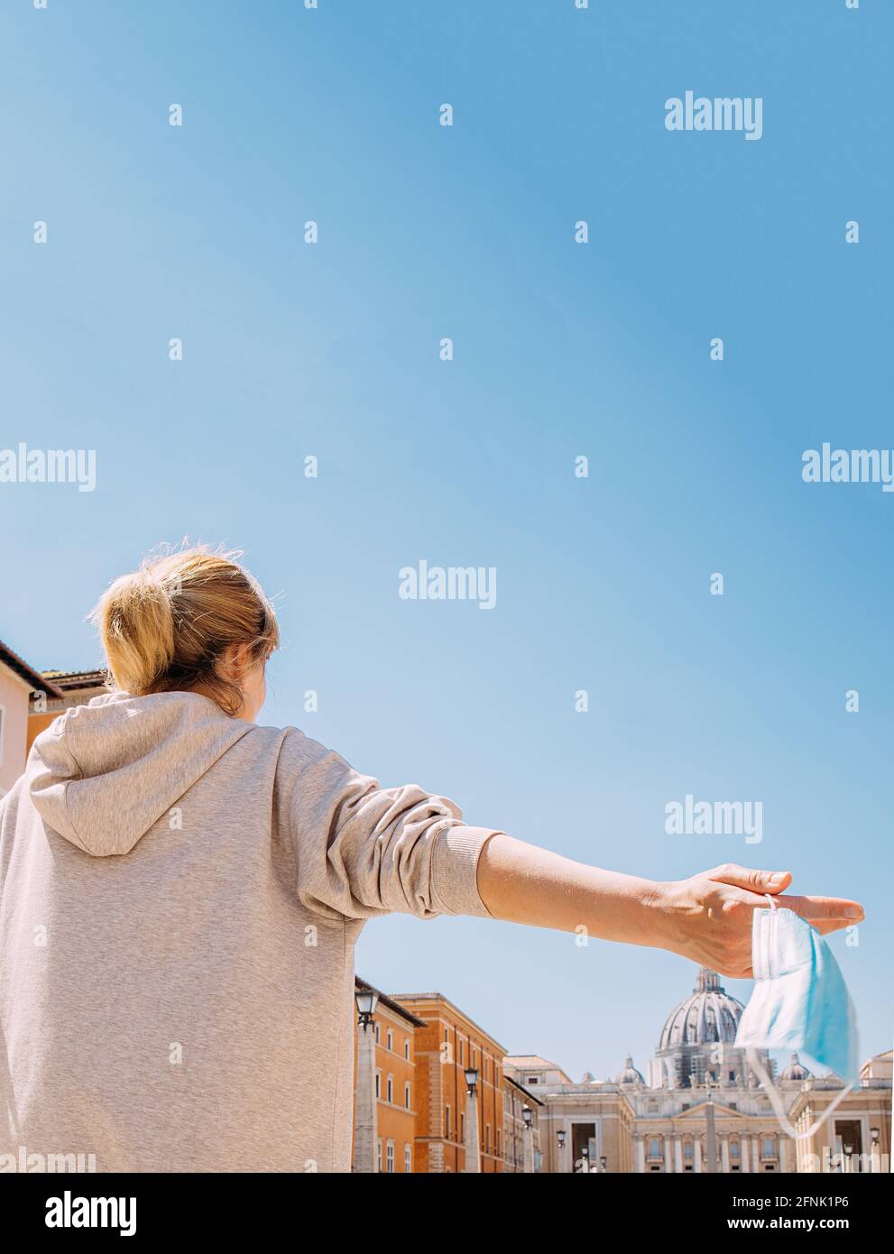 Concept d'arrêt de quarantaine du coronavirus. Une femme prend un masque médical . Retirez le masque. Pandémie et confinement en Italie, Rome Banque D'Images
