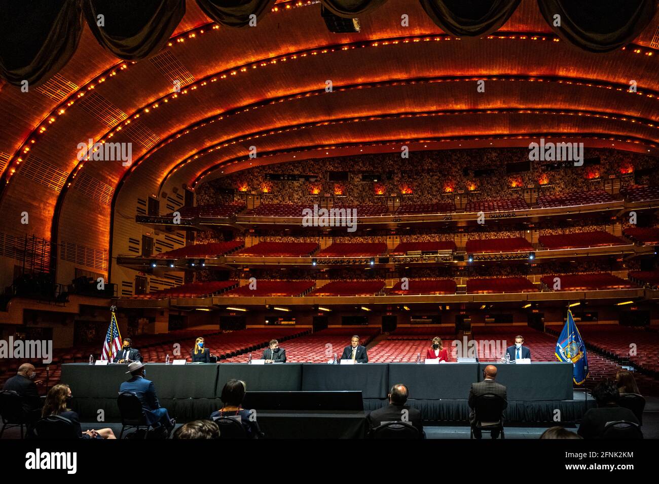 New York, États-Unis, 17 mai 2021. Andrew Cuomo (C), gouverneur de New York, est entouré par le directeur du budget de l'État de New York Robert Mujica (L), Kerin Hempel (2e L), PDG de New York Road Runners Interim, James Dolan, Président exécutif et PDG de Madison Square Garden Sports, Jane Rosenthal, Président-directeur général et président exécutif de Tribeca Enterprises et Dr Howard Zucker, commissaire du ministère de la Santé de la NYS (R) au radio City Music Hall. Le gouverneur Cuomo a déclaré : « nous allons adopter les nouvelles directives et réglementations des CDC concernant les masques et les distances sociales pour les personnes vaccinées. Par les CDC, les personnes immunodéprimées et v Banque D'Images