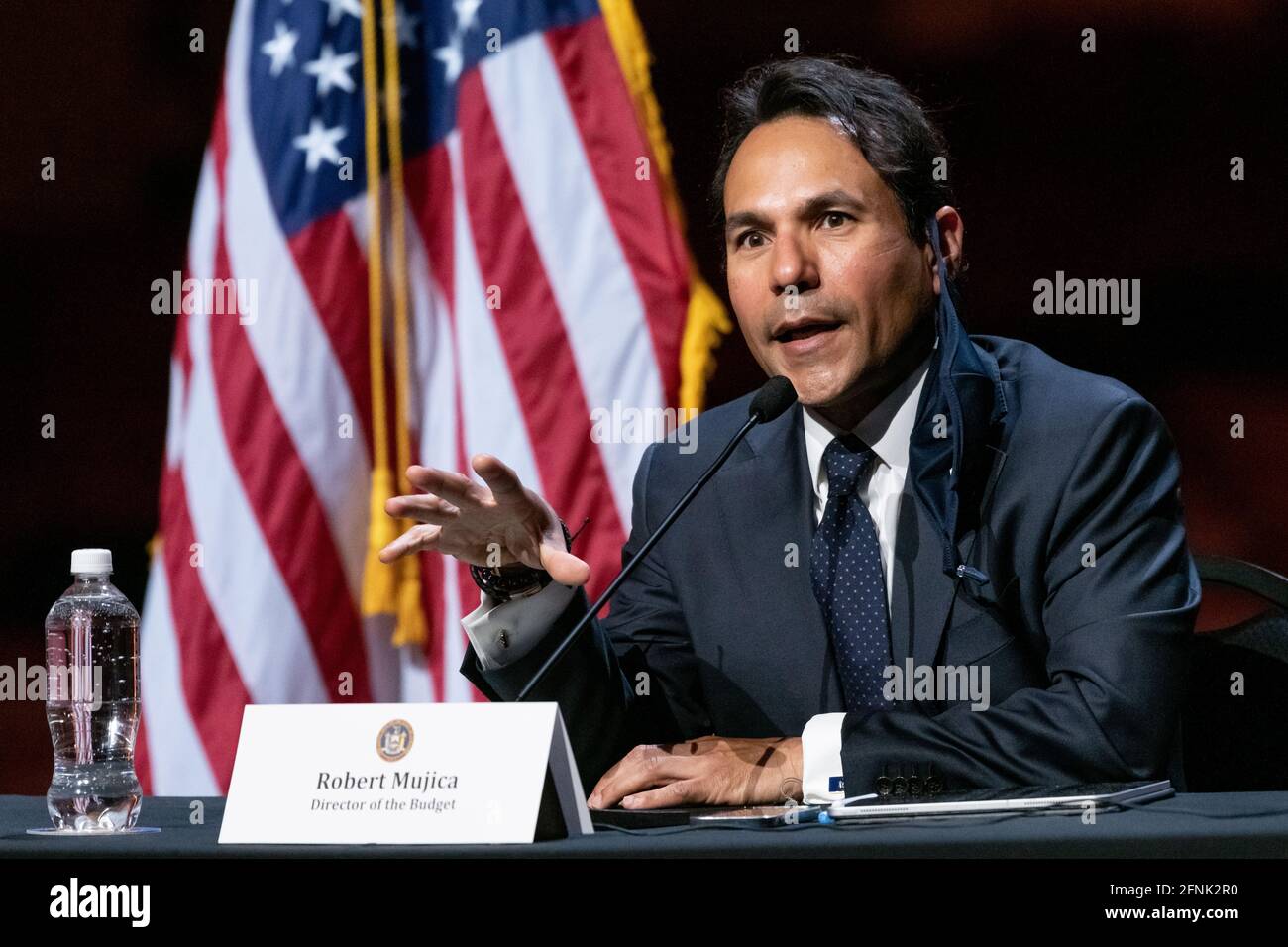 New York, États-Unis. 17 mai 2021. Robert Mujica, directeur du budget de l'État de New York, répond à une question à côté du gouverneur de New York Andrew Cuomo au radio City Music Hall. Le gouverneur Cuomo a déclaré : « nous allons adopter les nouvelles directives et réglementations des CDC concernant les masques et les distances sociales pour les personnes vaccinées. Selon les directives du CDC, les personnes immunodéprimées et les personnes vaccinées devraient continuer à porter un masque et une distance sociale, mais si vous êtes vacciné, vous êtes en sécurité. Pas de masques, pas de distanciation sociale. Credit: Enrique Shore/Alay Live News Banque D'Images