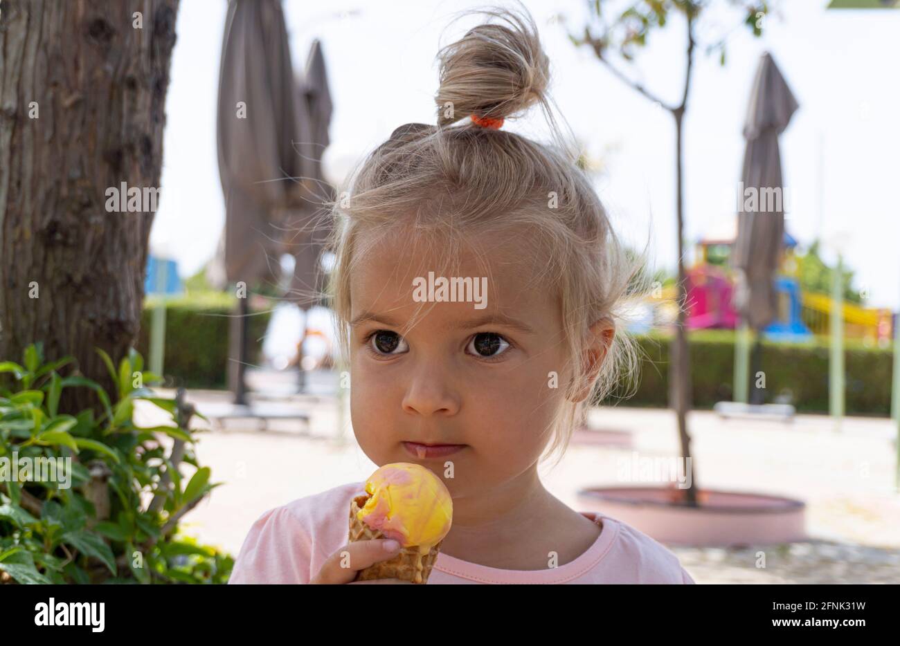 Un enfant mange de la glace Banque D'Images