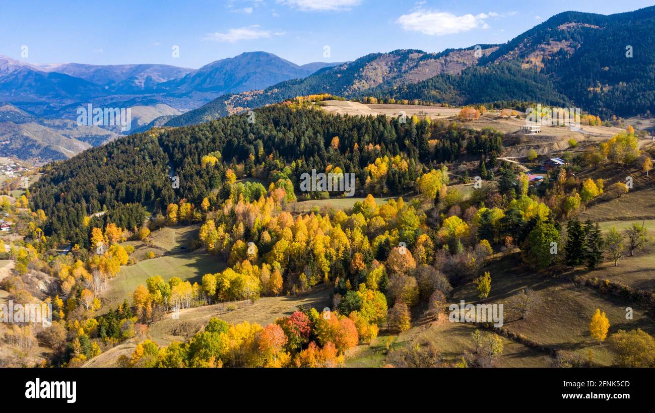 Une photo de haute qualité des collines qui s'étendent sur tout l'horizon sous le ciel bleu. Banque D'Images