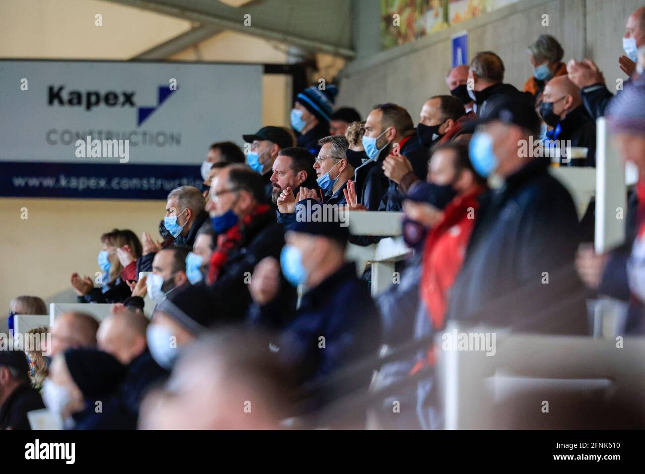 Les fans applaudissent les Newcastle Falcons car 1750 fans ont été autorisés Dans Kingston Park pour le match Gallagher Premiership entre Newcastle Falcons et Northampton Saints Banque D'Images