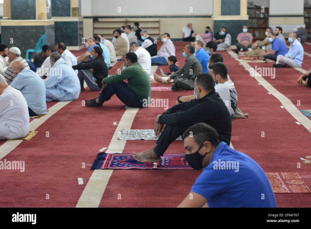 Les musulmans exécutent les premières prières d'Eid Al-Fitr dans les mosquées de Covid-19 l'ère de la pandémie dans le cadre des récentes mesures d'innocuité de l'anti-coronavirus en grande taille mosquées Banque D'Images