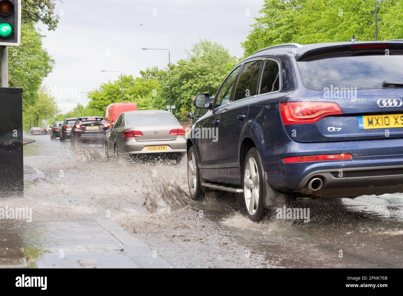 Le trafic aux heures de pointe fait Splash de l'inondation éclair sur la route circulaire sud, Grand Londres, Angleterre Banque D'Images