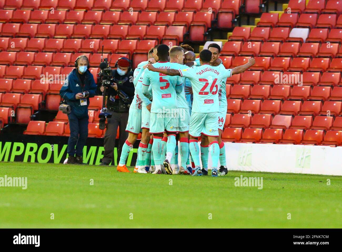 Oakwell, Barnsley, Angleterre - 17 mai 2021 les joueurs de Swansea mob André Ayew après qu'il a marqué pour le faire 0 - 1 pendant le match Barnsley v Swansea City, Sky Bet EFL Championship Playoff 2020/21, à Oakwell, Barnsley, Angleterre - 17 mai 2021 crédit: Arthur Haigh/WhiteRosePhotos/Alay Live News Banque D'Images