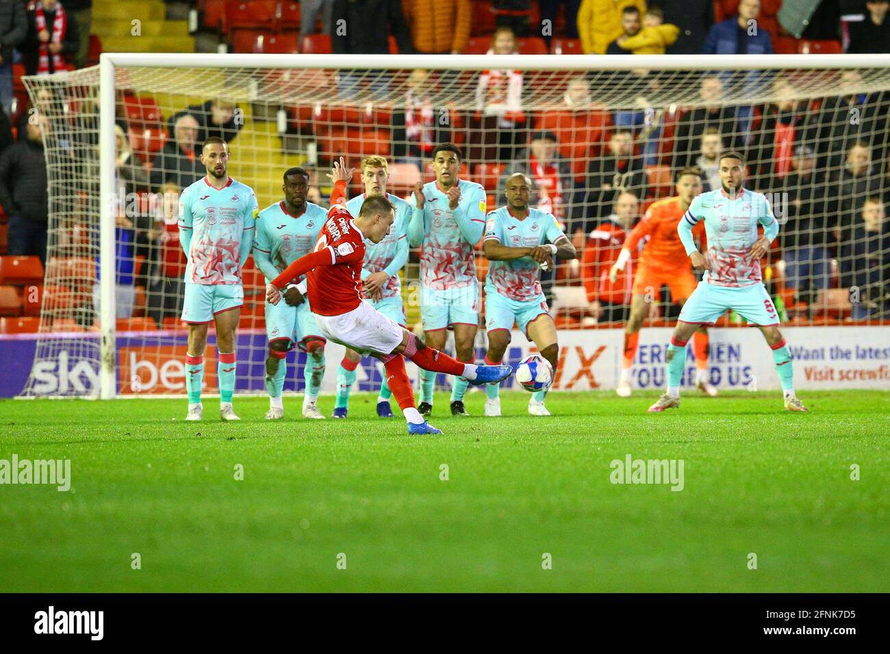 Oakwell, Barnsley, Angleterre - 17 mai 2021 Cauley Woodrow (9) de Barnsley avec un coup de pied gratuit qui est sauvé pendant le jeu Barnsley v Swansea City, Sky Bet EFL Championship Playoff 2020/21, à Oakwell, Barnsley, Angleterre - 17 mai 2021 crédit: Arthur Haigh/WhiteRosePhotos/Alamy Live News Banque D'Images