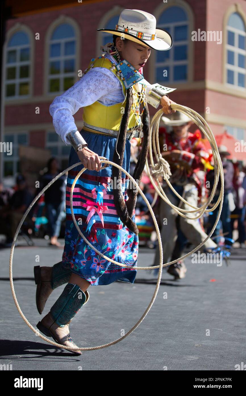 Danseuse autochtone dansant le cowboy au camp d'Elbow River, une exposition des Premières nations qui fait partie du Stampede de Calgary Banque D'Images