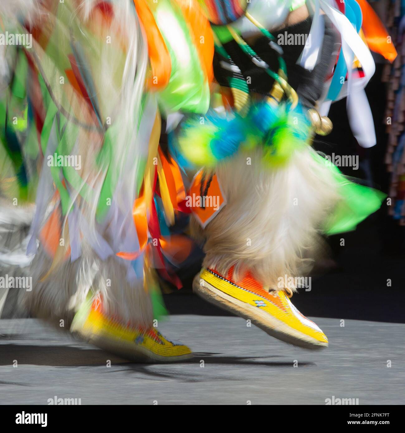 Les pieds et les jambes des danseuses indigènes au Camp Elbow River, une exposition des Premières nations qui fait partie du Stampede de Calgary Banque D'Images