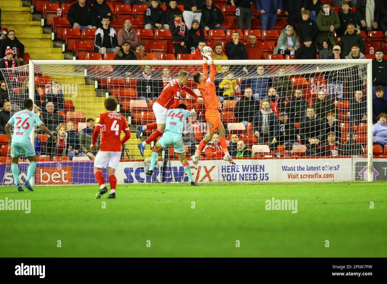 Oakwell, Barnsley, Angleterre - 17 mai 2021 Freddie Woodman Goalkeeper de Swansea City économise sous la pression de Cauley Woodrow (9) de Barnsley pendant le jeu Barnv Swansea City, Sky Bet EFL Championship Playoff 2020/21, à Oakwell, Barnsley, Angleterre - 17 mai 2021 crédit: Arthur Haigh/WhiteRosesley Live photos Banque D'Images