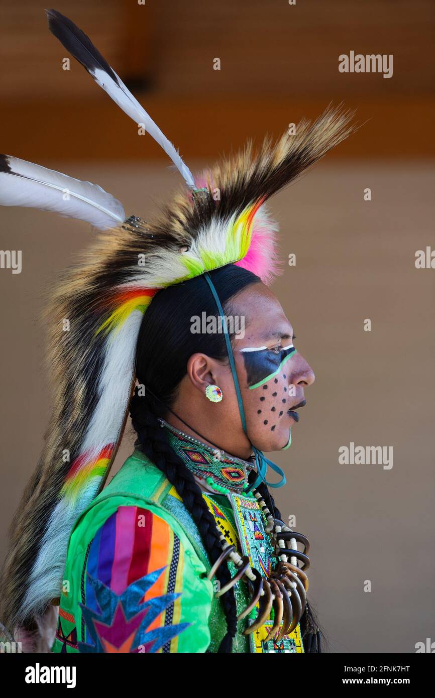Gros plan d'un danseur indigène masculin avec peinture faciale au camp d'Elbow River, une exposition des Premières nations qui fait partie du Stampede de Calgary Banque D'Images