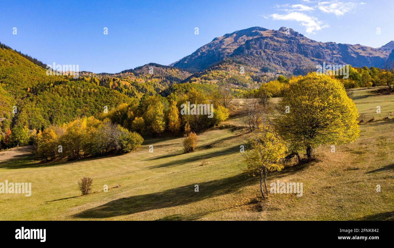 Une photo de haute qualité des collines qui s'étendent sur tout l'horizon sous le ciel bleu. Banque D'Images