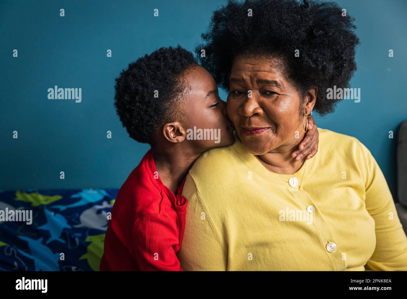 Grandmother kissing grandson Banque de photographies et d’images à